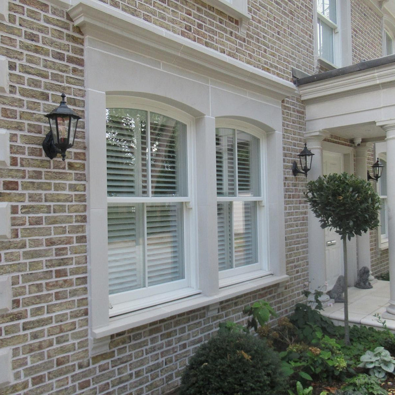 Bruin Geel Bezand Brick With Cast Stone Features.