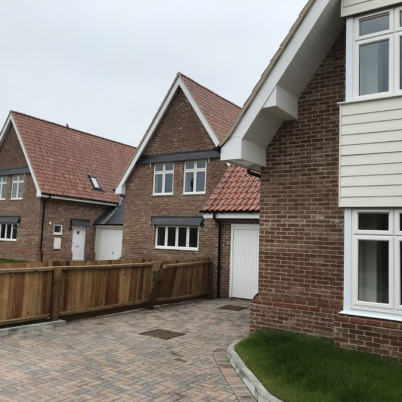 Example of a dark red multi brick in build.