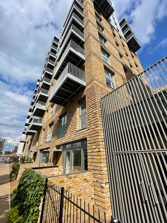 Greenwich residential building featuring London Weathered Yellow bricks.