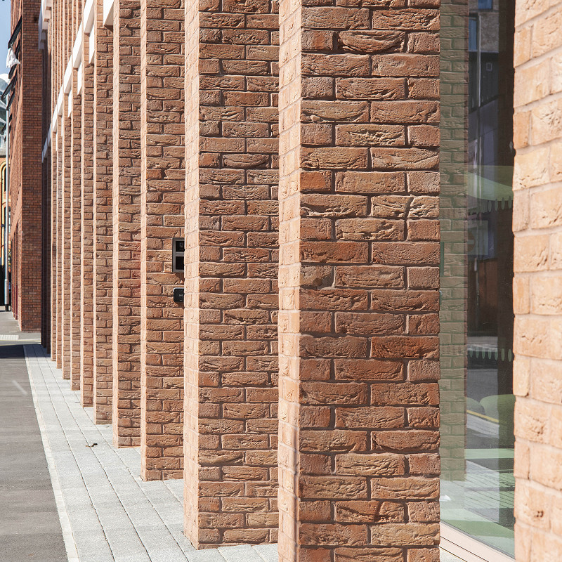 Rosado brick columns.